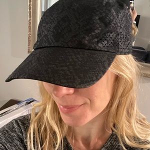 Athleta black patterned ultra light cap